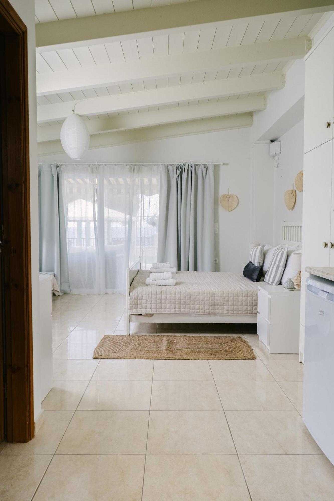 Blue House Apartments Vasilikí Екстериор снимка